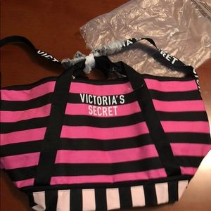 NWT pink vs tote bottom zip around